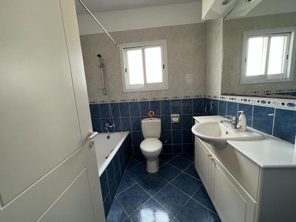 Kings Palace - Spacious 2-bed With Sea Views And Large Patio Appartement