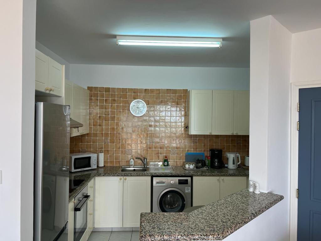 Kings Palace - Spacious 2-bed With Sea Views And Large Patio Appartement