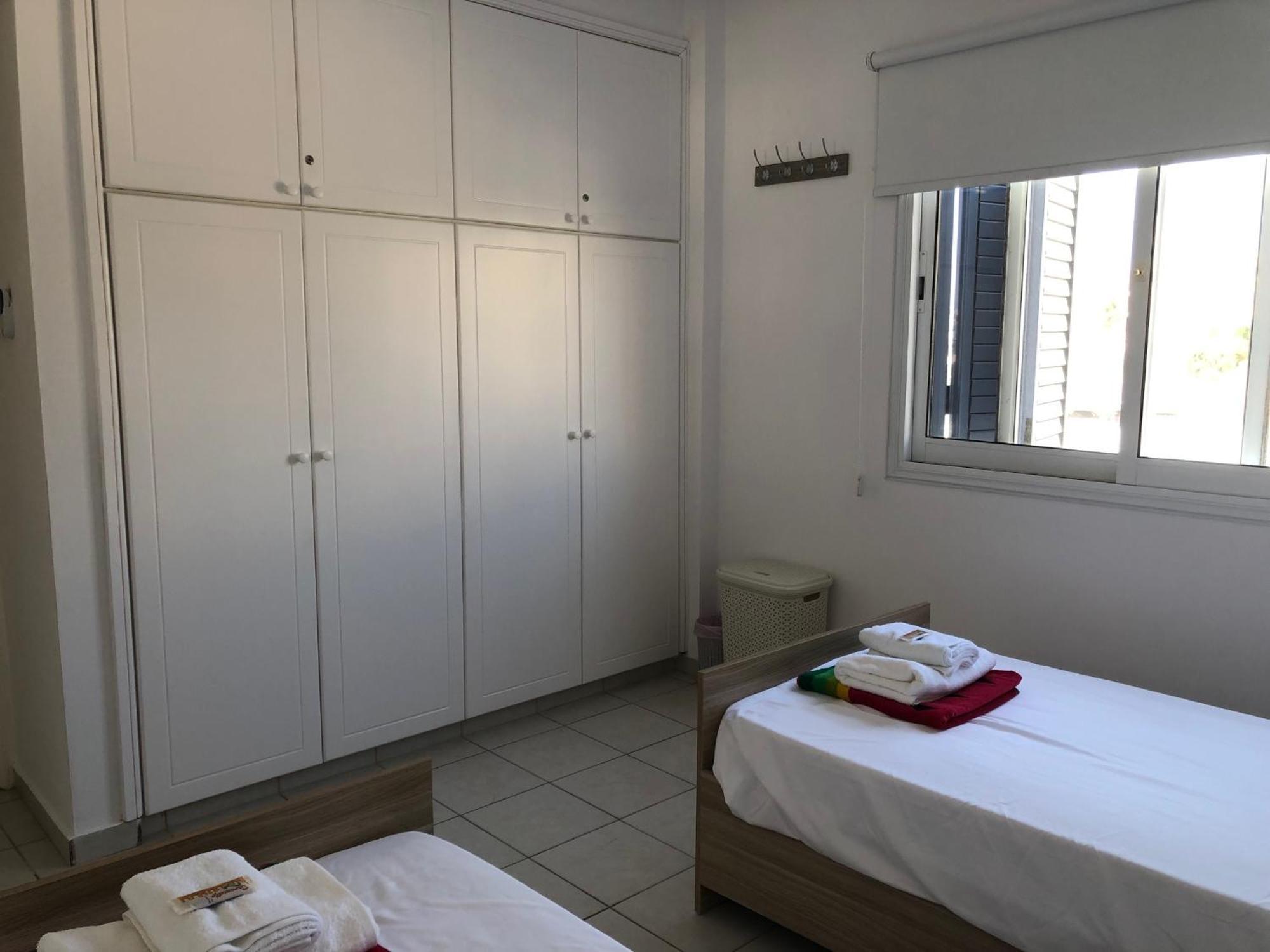 Kings Palace - Spacious 2-bed With Sea Views And Large Patio Appartement